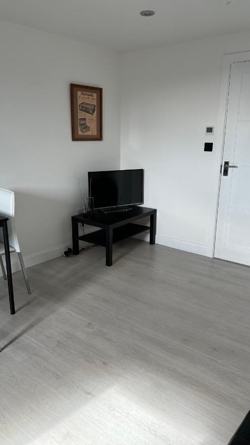 Stunning New 1 Bedroom Apartment Londra Dış mekan fotoğraf